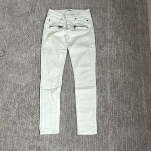 Perfect white pants for summer!